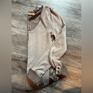 We The Free Large Gray Thermal with ombré and button sleeve details Size…